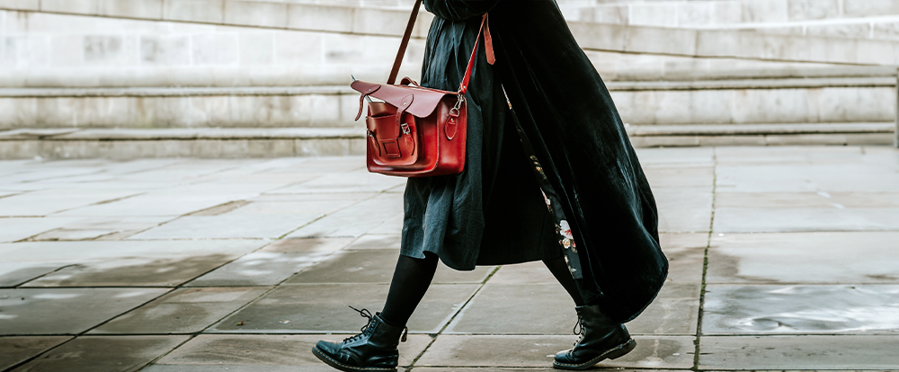 Effortless Chic: The Undone Bag Trend of the Year